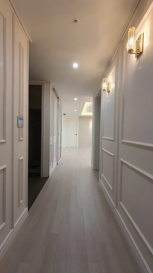 주택 복도 벽체 몰딩과 조명 마감 완료