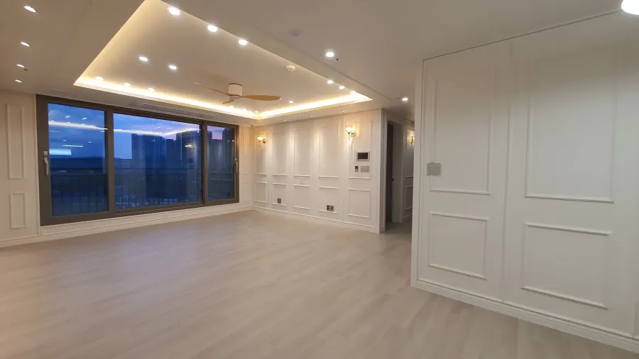 주택 거실 간접 조명과 벽체 마감 완료